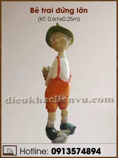 Bé trai đứng lớn